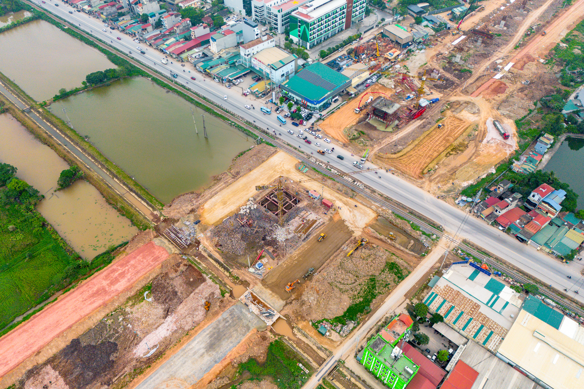 Toàn cảnh mạng lưới giao thông hàng trăm nghìn tỷ kết nối đại đô thị lớn nhất cả nước: Đường 90m, cao tốc 12 làn xe, ga rộng nhất của tuyến đường sắt 67 tỷ USD - Ảnh 8