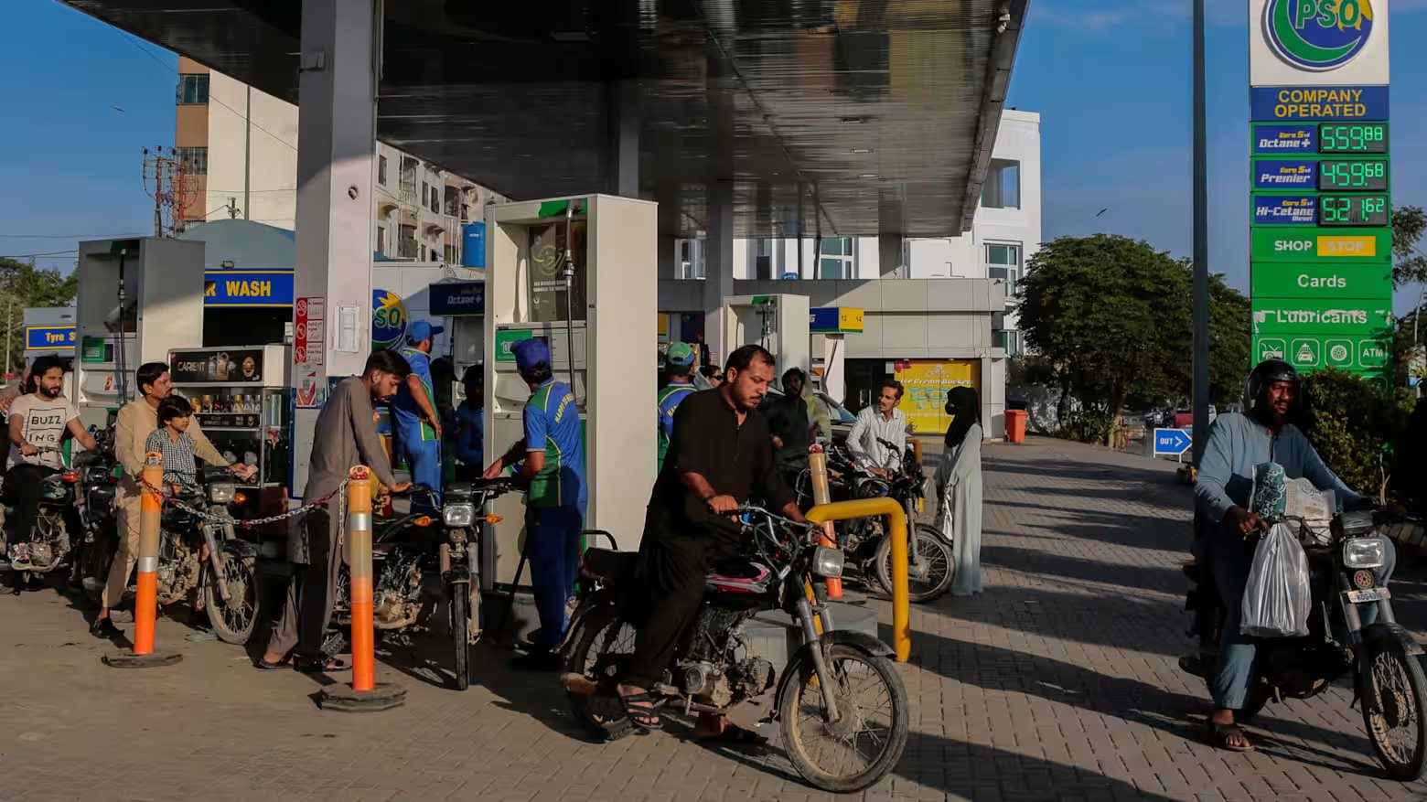 Từng khoe kỷ lục 20 tàu vượt eo biển Hormuz giữa chiến sự, quốc gia châu Á này lại bất ngờ tăng giá xăng dầu lên mức không tưởng - tương đương 150.000 đồng/lít dầu diesel - Ảnh 1