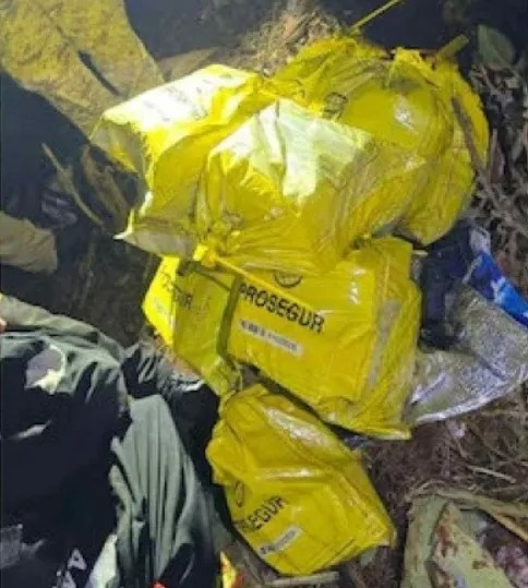 Rơi máy bay chở tiền, người dân tràn vào hiện trường lấy đi hàng triệu USD - Ảnh 2