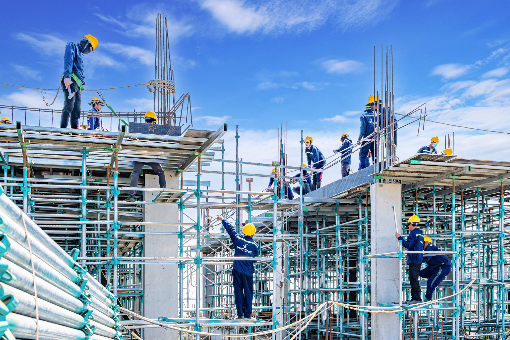 Đại đô thị 10 tỷ USD của tỷ phú Phạm Nhật Vượng dần lộ diện: Hàng nghìn xe chạy cả ngày lẫn đêm, nhà hát 5.000 chỗ bắt đầu xây dựng - Ảnh 9