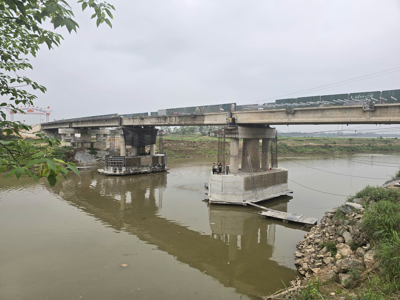 Một cây cầu nối tuyến huyết mạch ở Phú Thọ sửa chữa nhiều năm chưa xong - Ảnh 2