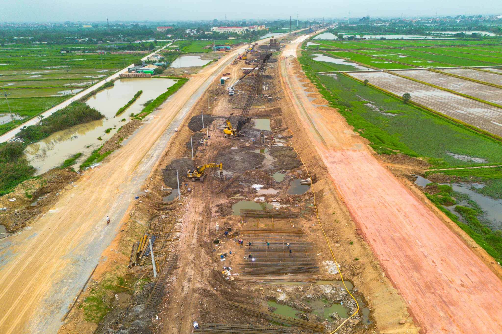 Toàn cảnh mạng lưới giao thông hàng trăm nghìn tỷ kết nối đại đô thị lớn nhất cả nước: Đường 90m, cao tốc 12 làn xe, ga rộng nhất của tuyến đường sắt 67 tỷ USD - Ảnh 9