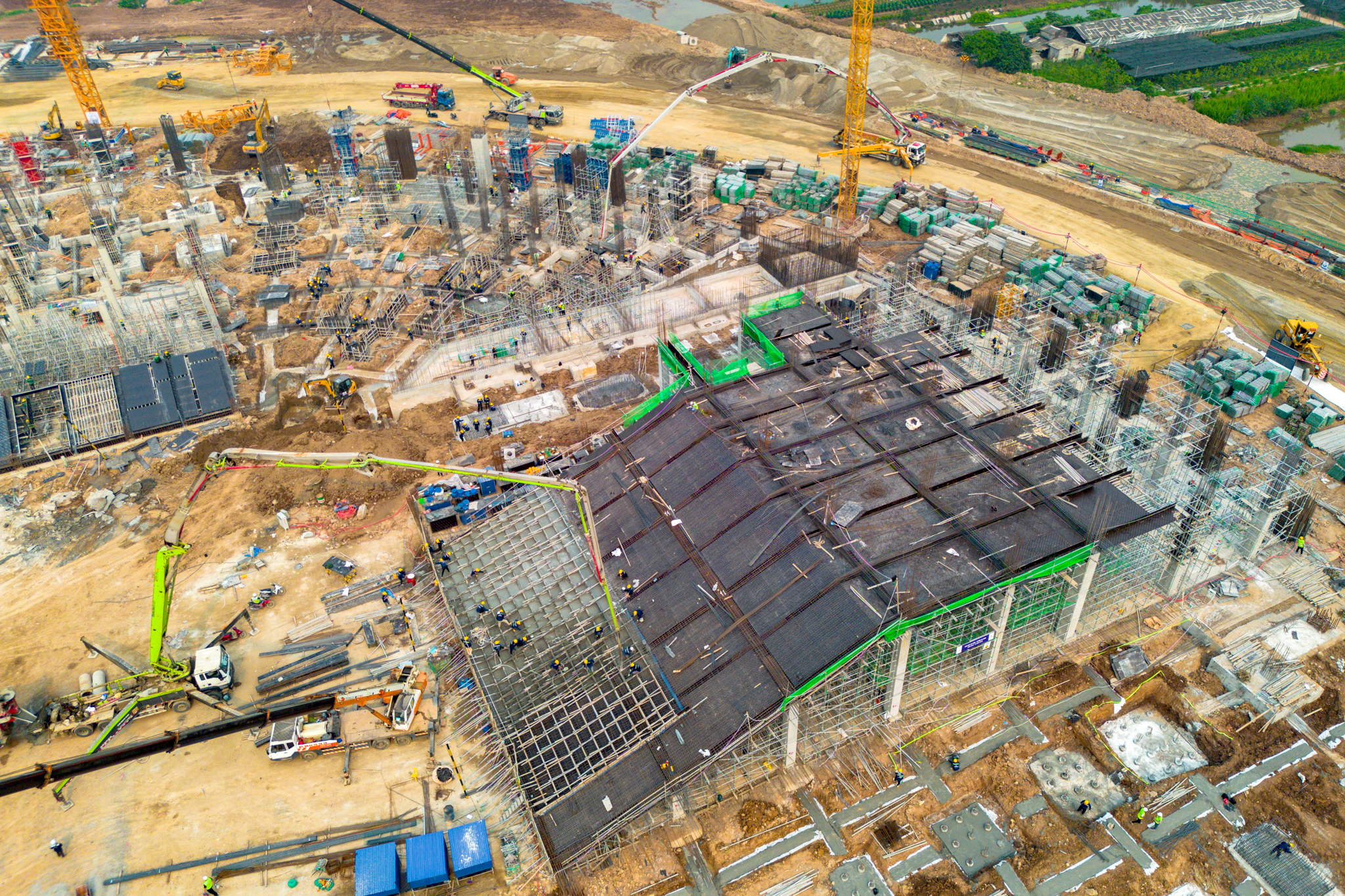 Đại công trường xây sân vận động lớn thứ hai Việt Nam: Lột xác sau 2 tháng, khán đài 60.000 chỗ dần lộ diện - Ảnh 9