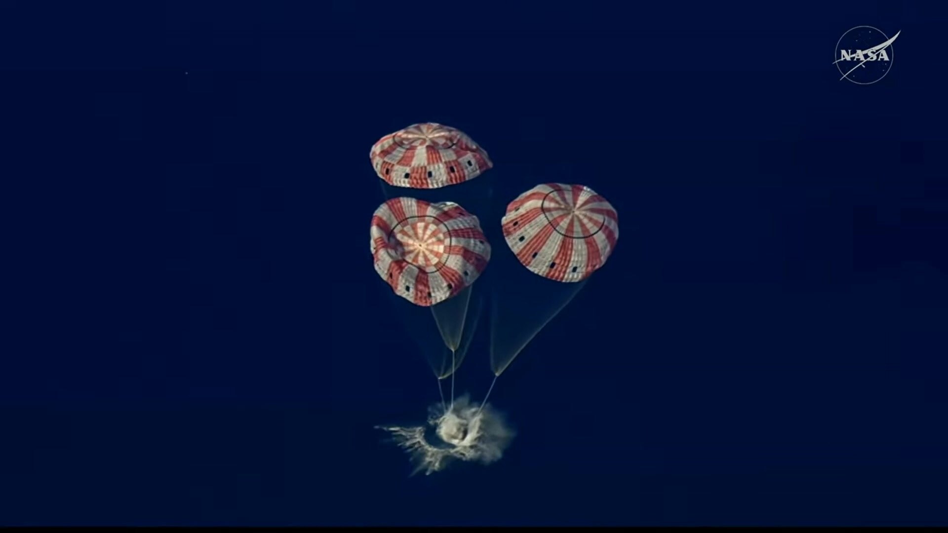 Toàn bộ quá trình vượt “hoả ngục” 2.800 độ C, đổ bộ về Trái đất với vận tốc gấp 35 lần âm thanh của Artemis II - Ảnh 3