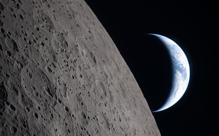 Phi hành gia Artemis II nhớ lại khoảnh khắc không tưởng khi Trái đất biến mất - Ảnh 1