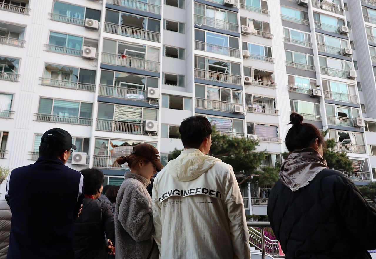 Trung tâm thương mại tại Hàn Quốc hoang tàn sau vụ nổ lúc nửa đêm: Mảnh kính găm đầy mặt đất, xe hơi lật nhào, nhiều người bị thương - Ảnh 4