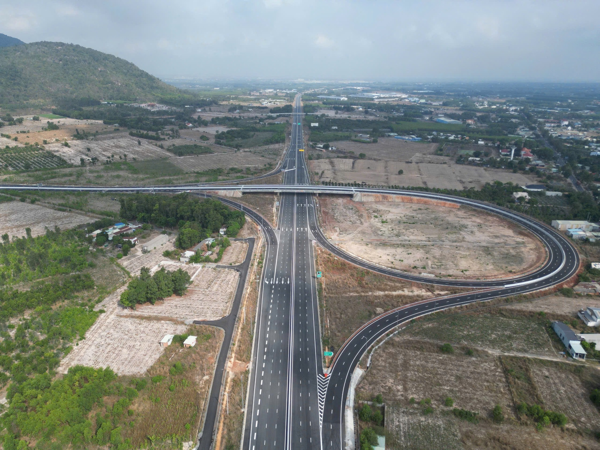 Thông xe hơn 37 km cao tốc Biên Hòa – Vũng Tàu vào đêm 29-4 - Ảnh 1