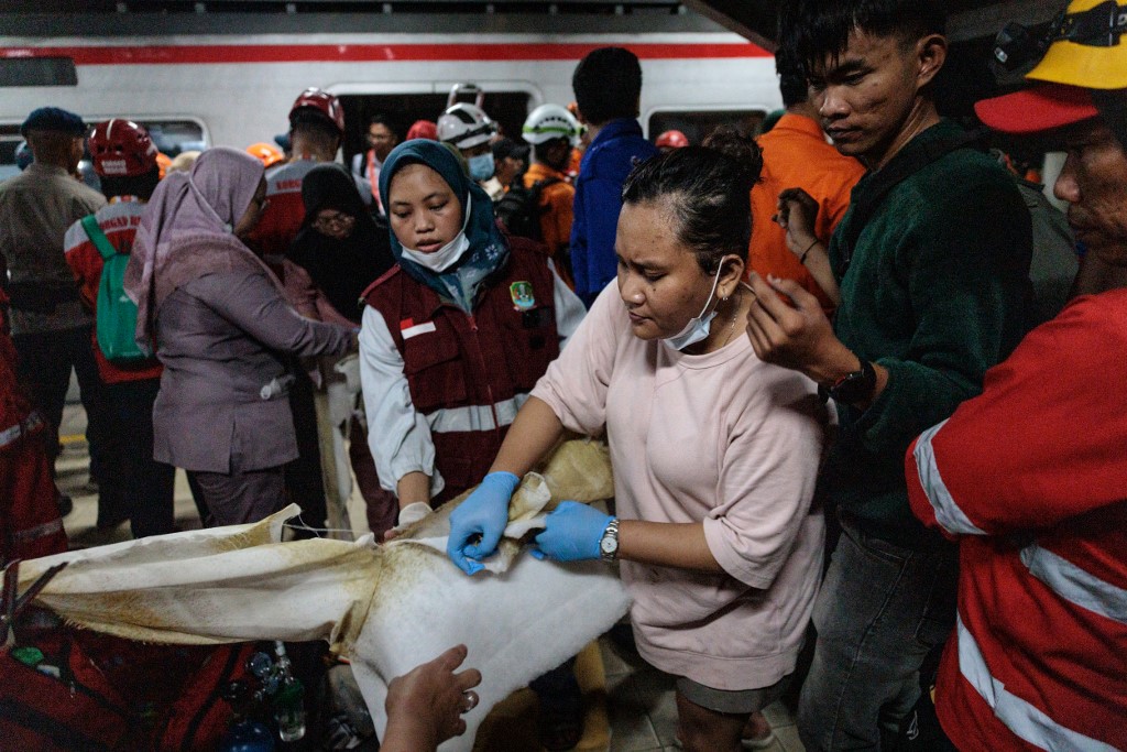 Hiện trường thảm kịch 2 tàu hỏa đâm nhau tại Indonesia: Ít nhất 7 người thiệt mạng, 81 người bị thương - Ảnh 8