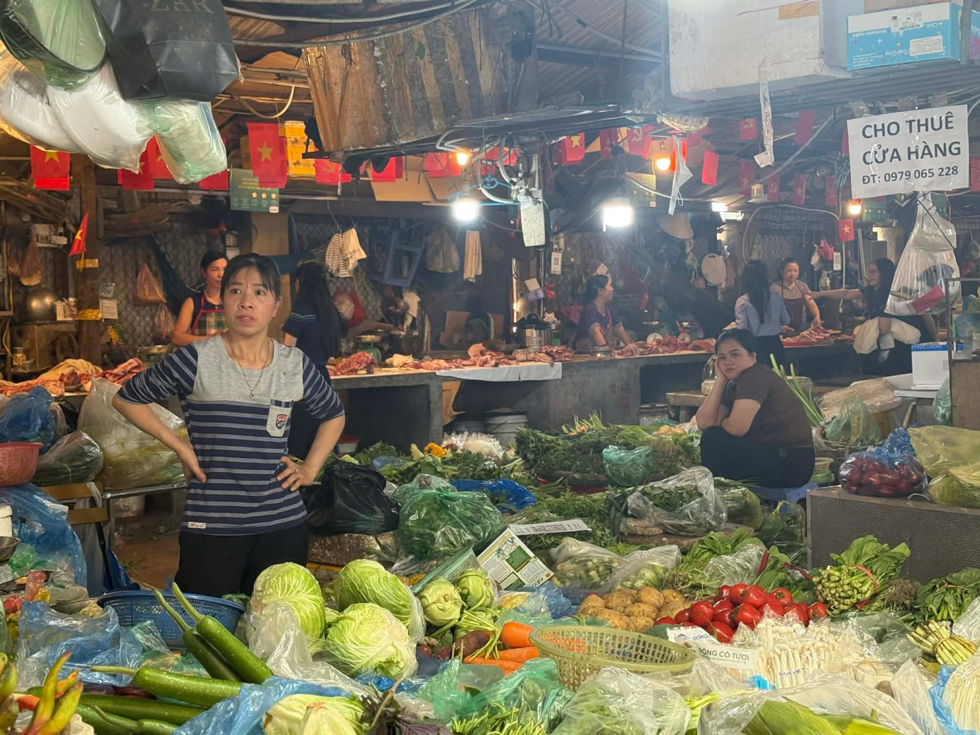 Giá xăng dầu giảm, vì sao dịch vụ ăn uống 'đua' tăng? - Ảnh 1