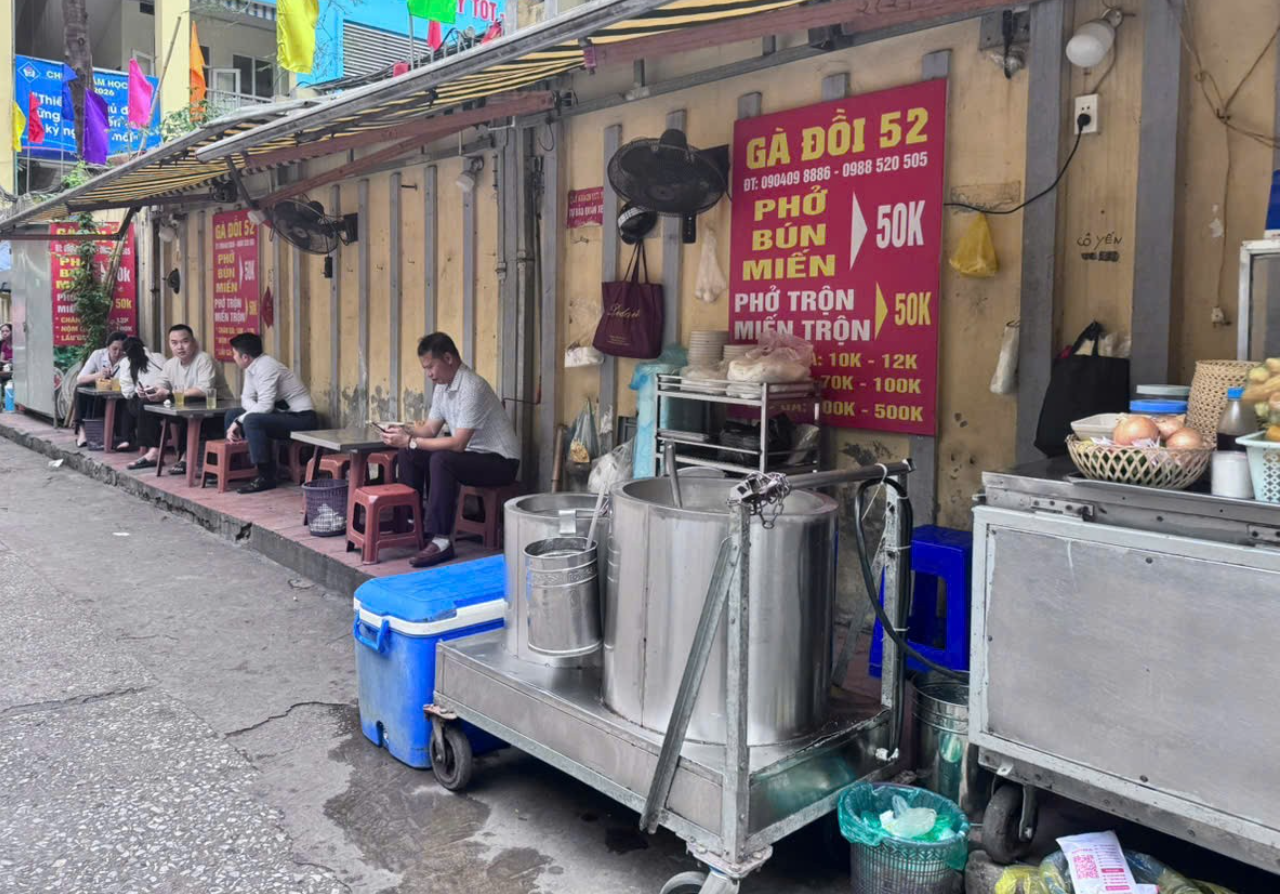 Giá xăng dầu giảm, vì sao dịch vụ ăn uống 'đua' tăng? - Ảnh 2