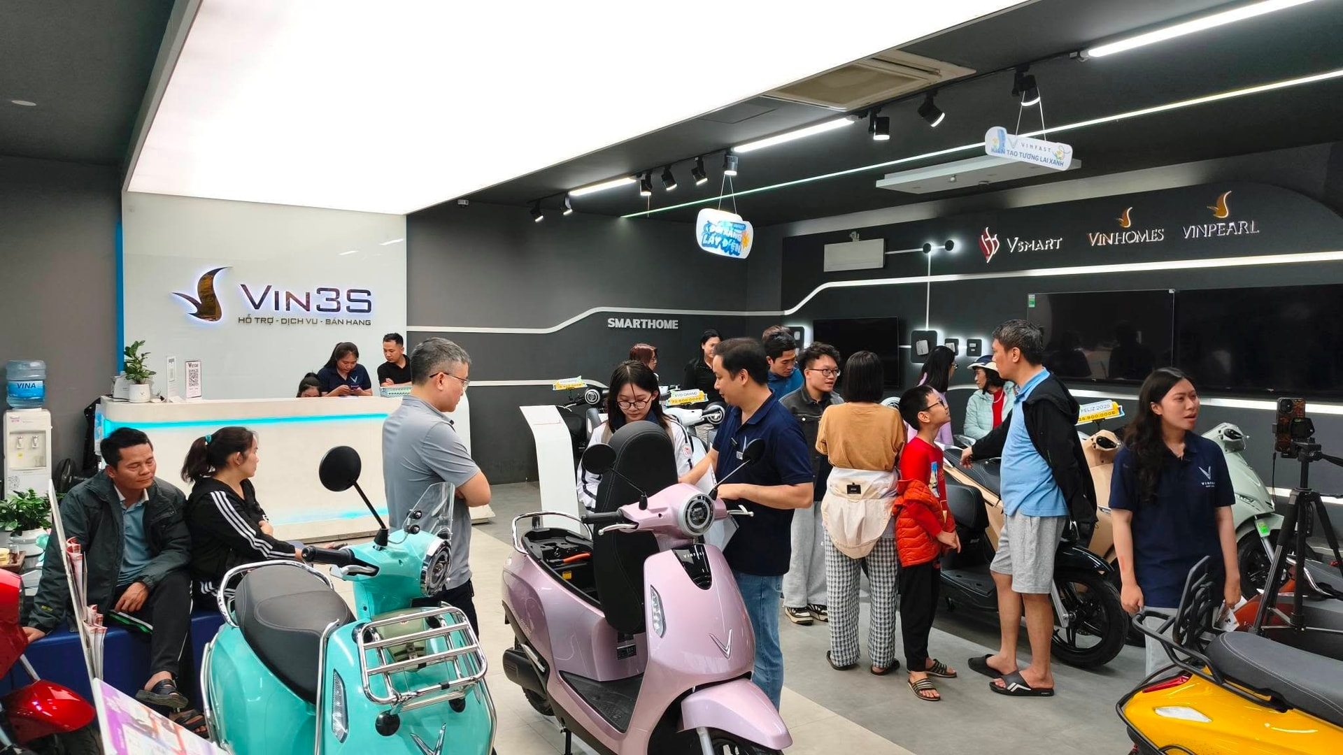 Tỷ phú Phạm Nhật Vượng lập 'siêu kỷ lục' bán hơn 90.000 xe máy điện/tháng - nhìn đơn đặt hàng còn 'sợ' hơn nữa - Ảnh 2