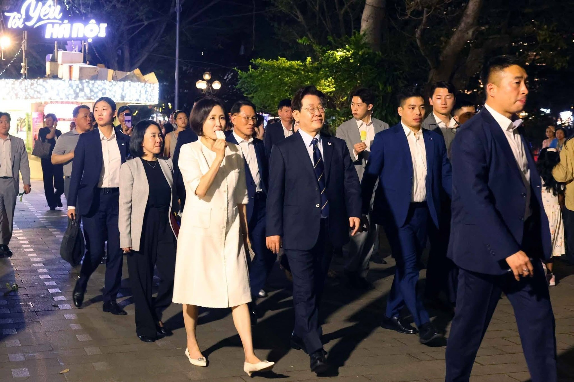 1 ngày nghỉ lễ đi theo lịch trình “đậm chất Hà Nội” của Tổng thống Hàn Quốc Lee Jae Myung và phu nhân - Ảnh 5