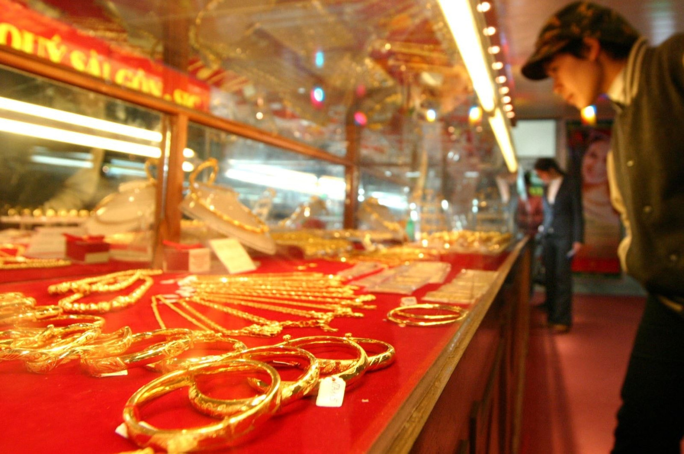 Vì sao giá vàng Việt Nam cao hơn thế giới gần 30 triệu đồng/lượng? - Ảnh 1