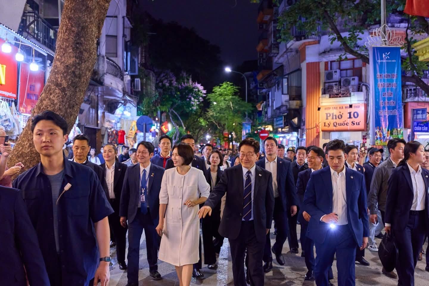 1 ngày nghỉ lễ đi theo lịch trình “đậm chất Hà Nội” của Tổng thống Hàn Quốc Lee Jae Myung và phu nhân - Ảnh 13