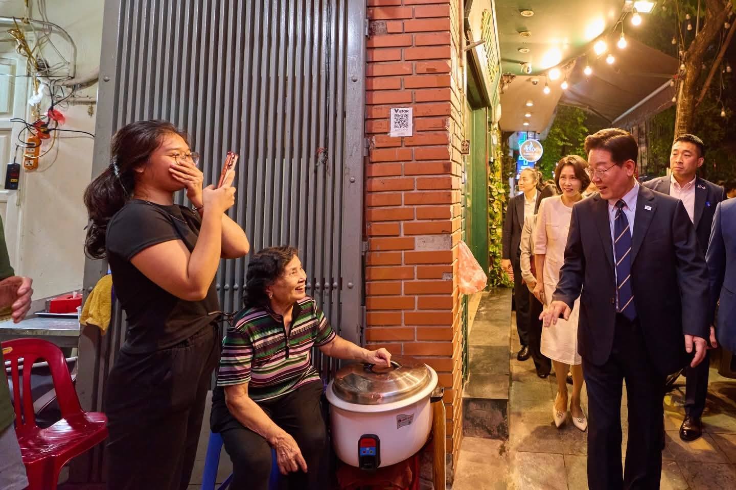 1 ngày nghỉ lễ đi theo lịch trình “đậm chất Hà Nội” của Tổng thống Hàn Quốc Lee Jae Myung và phu nhân - Ảnh 15