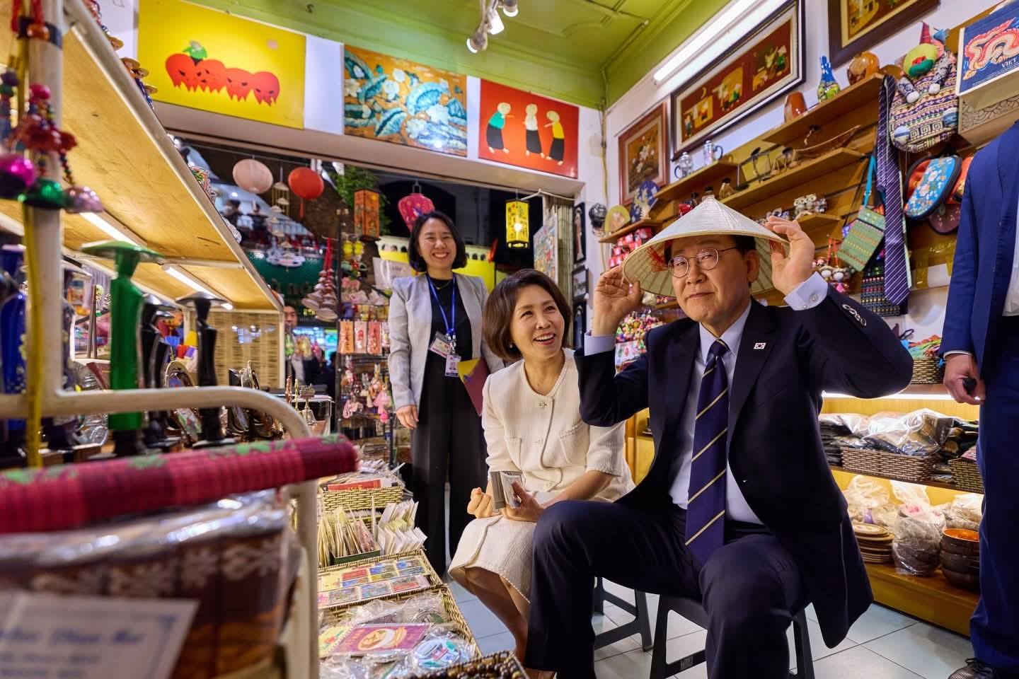 1 ngày nghỉ lễ đi theo lịch trình “đậm chất Hà Nội” của Tổng thống Hàn Quốc Lee Jae Myung và phu nhân - Ảnh 11