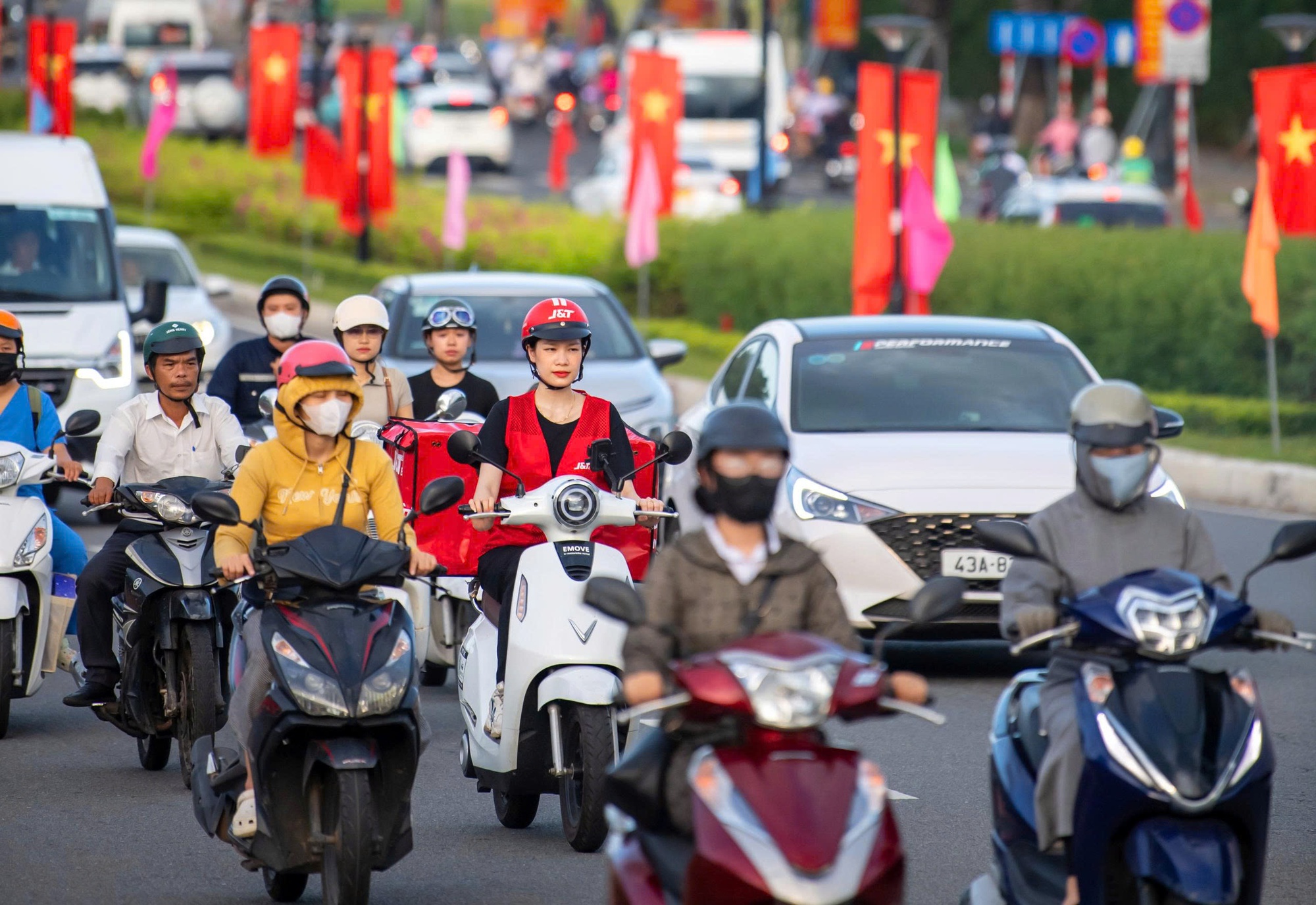 Nghỉ lễ dài ngày: Người trẻ chọn gửi đồ trước để giảm tải hành lý - Ảnh 1