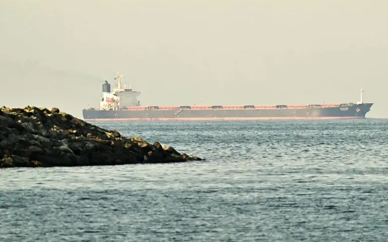 Ba siêu tàu chở dầu đi qua eo biển Hormuz giữa lệnh ngừng bắn mong manh - Ảnh 1