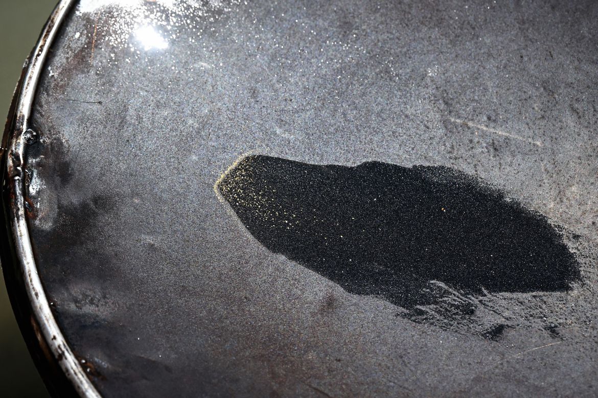 Phát hiện hàng trăm người tụ tập ở một con sông tìm thứ bé như hạt gạo, kiếm hơn 3 triệu đồng trong 1 tuần - Ảnh 4