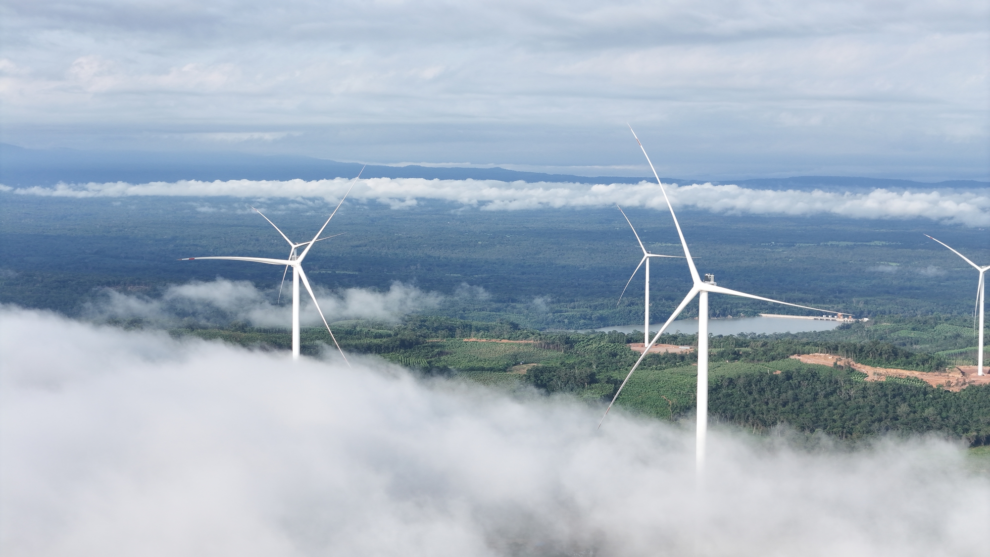 Từ công trường ‘3 không’ đến dòng điện vượt biên giới: Cách Bầu Hiển làm nên kỳ tích Savan 1 trong 16 tháng - Ảnh 1