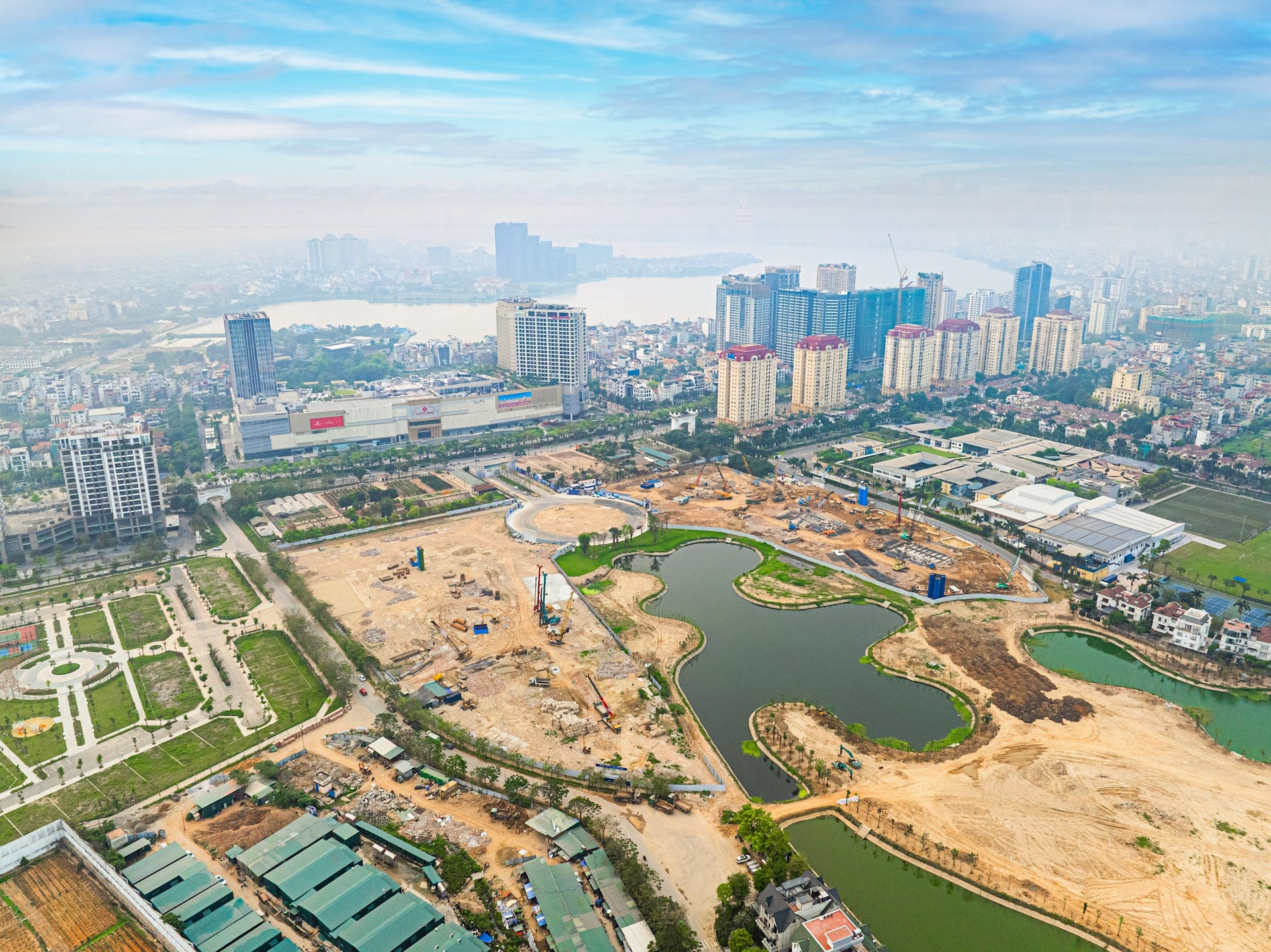 Tổ hợp hàng hiệu quy mô bậc nhất Thủ đô đang thi công ra sao tại toạ độ “vàng” Ciputra? - Ảnh 1