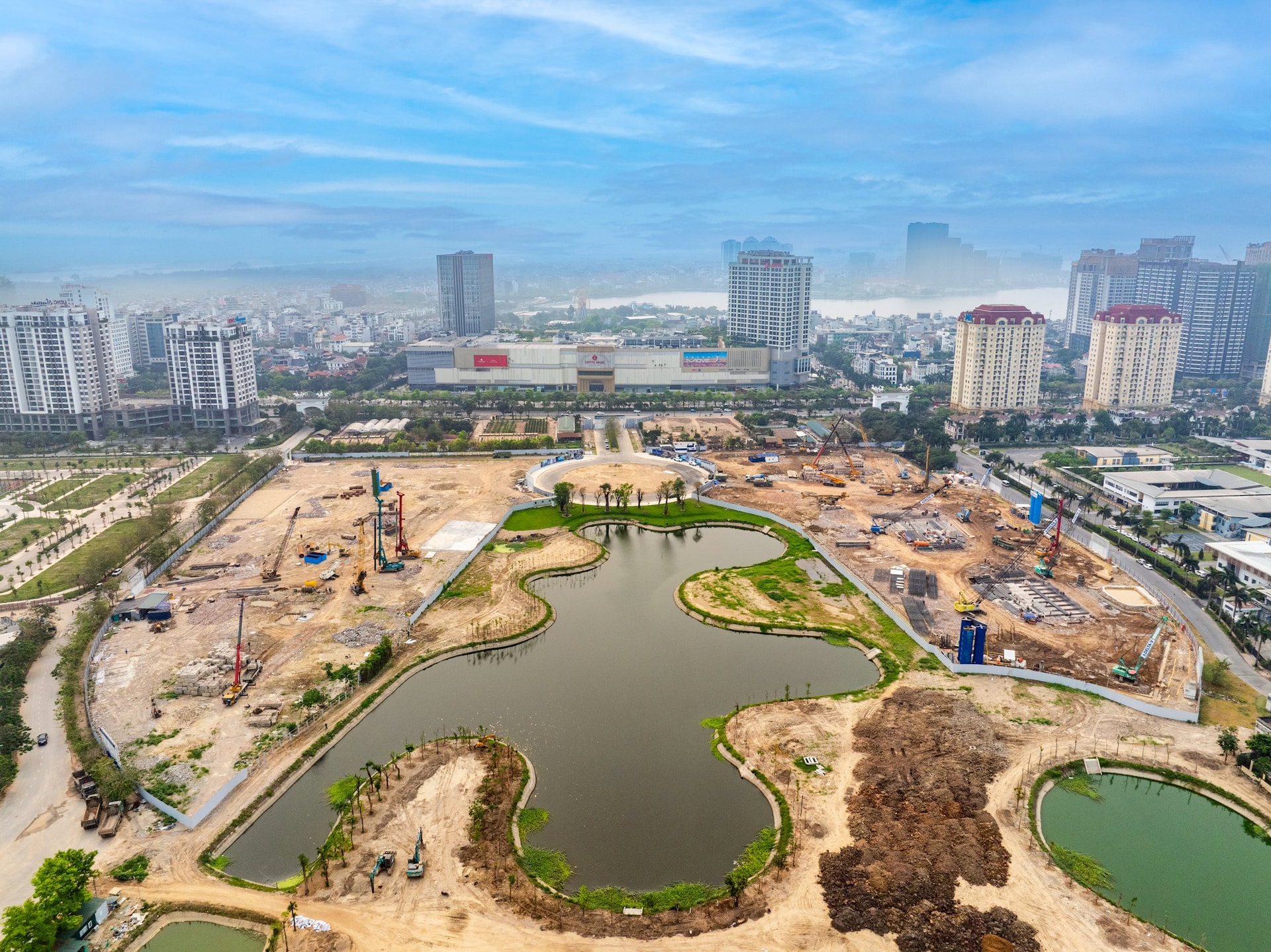 Tổ hợp hàng hiệu quy mô bậc nhất Thủ đô đang thi công ra sao tại toạ độ “vàng” Ciputra? - Ảnh 2