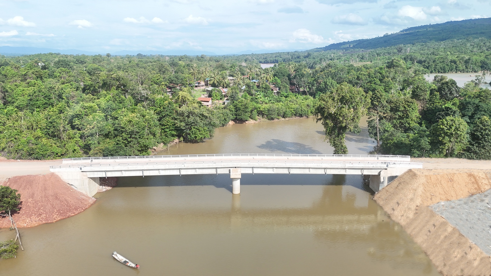Từ công trường ‘3 không’ đến dòng điện vượt biên giới: Cách Bầu Hiển làm nên kỳ tích Savan 1 trong 16 tháng - Ảnh 5