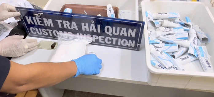 Những nhân vật bí ẩn trong vụ 4 tiếp viên xách ma tuý từ Pháp về Việt Nam - Ảnh 2