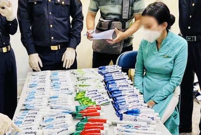 Những nhân vật bí ẩn trong vụ 4 tiếp viên xách ma tuý từ Pháp về Việt Nam - Ảnh 1