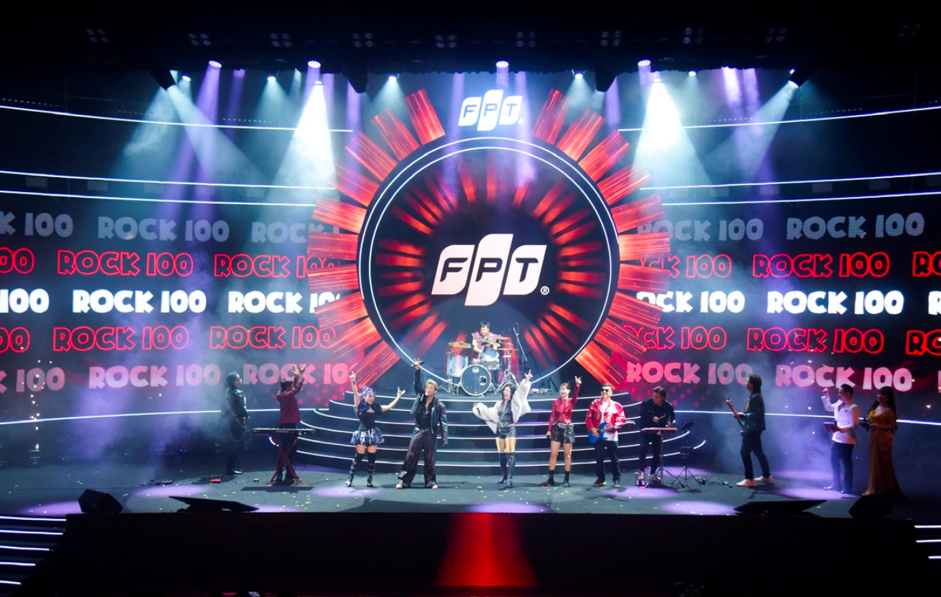 Tổng Giám đốc FPT mặc áo da đinh, đánh trống khuấy động trong một sự kiện quan trọng - Ảnh 1