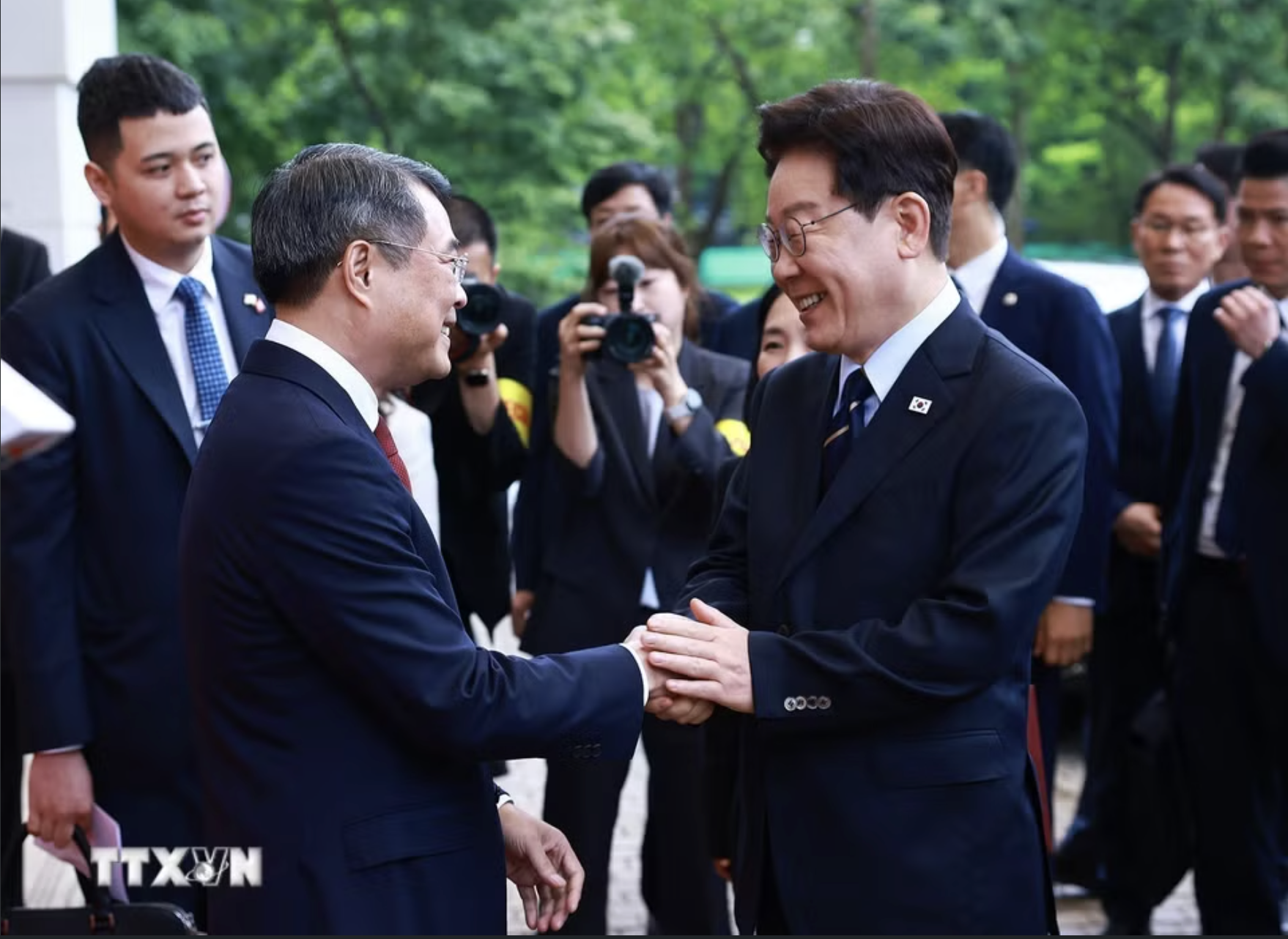 Thủ tướng Lê Minh Hưng hội kiến Tổng thống Hàn Quốc Lee Jae Myung - Ảnh 1