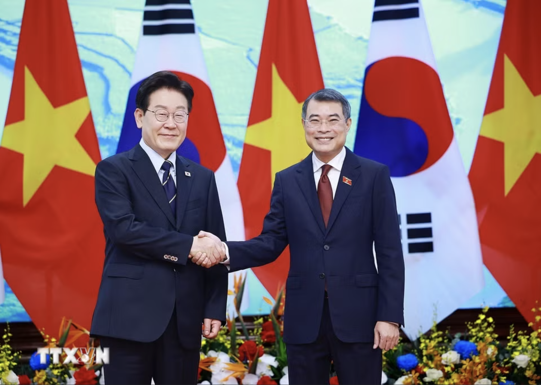 Thủ tướng Lê Minh Hưng hội kiến Tổng thống Hàn Quốc Lee Jae Myung - Ảnh 4