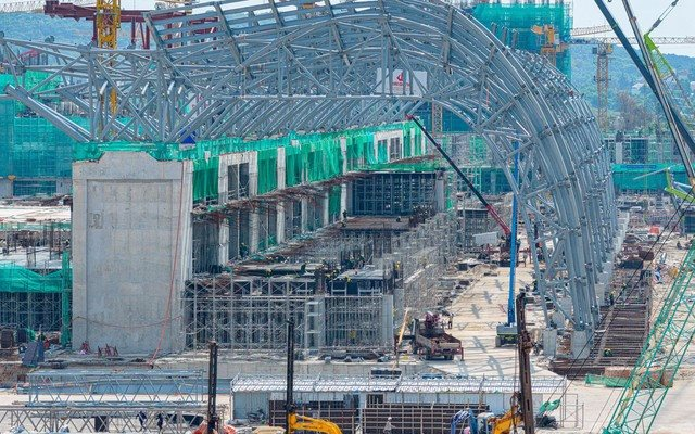 Đại gia gốc Thanh Hóa xây vòm thép lớn nhất hành tinh góp mặt tại công trình APEC 2027: Mái thép 12.000 tấn, vượt nhịp 81m không cột, công nghệ Thụy Sĩ góp sức - Ảnh 1