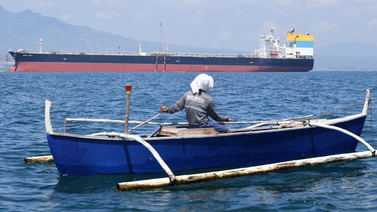 Chỉ còn xăng đủ dùng trong 45 ngày, quốc gia láng giềng Việt Nam lập tức tìm đến 'cứu tinh' Nga, nhập khẩu gần 2,5 triệu thùng dầu