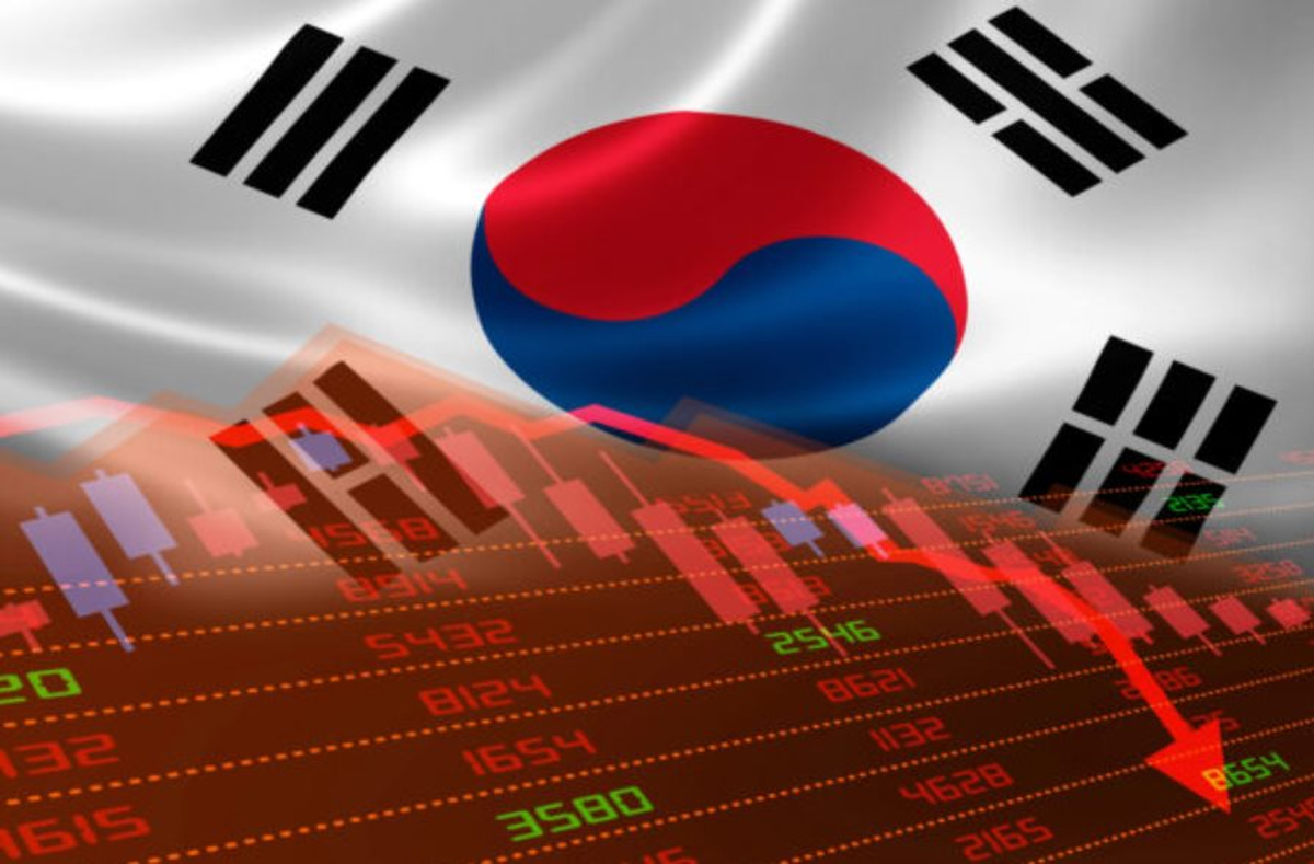 Chứng khoán chạm đáy lịch sử, đồng tiền thấp nhất 17 năm, người dân đổ xô trữ… túi rác: Chuyện gì đang xảy ra với nền kinh tế lớn thứ 4 châu Á?