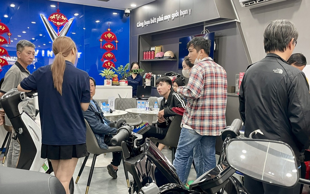 Khách TP.HCM nườm nượp mua xe điện, sẵn sàng cọc trước giữ chỗ vì đại lý hết xe