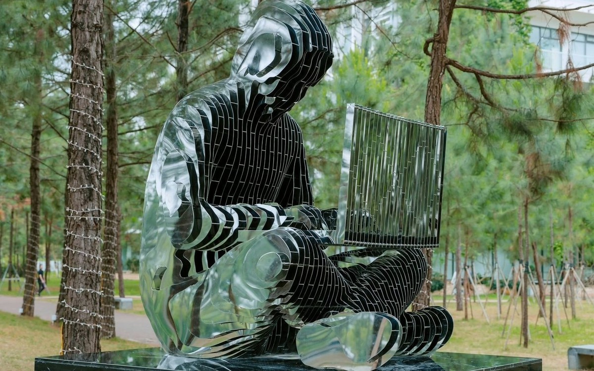 Tượng “cha đẻ” Bitcoin xuất hiện tại Trường Đại học FPT