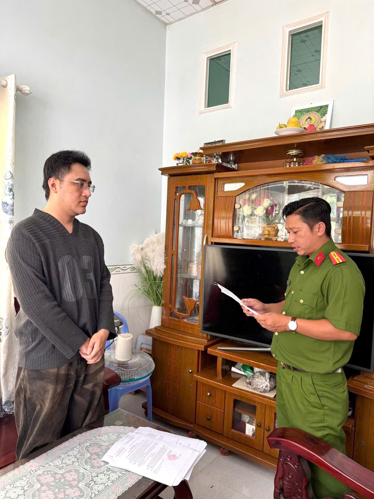 Thi hành lệnh bắt tạm giam, khám xét nơi ở của nhân viên ngân hàng Diệp Văn Vĩnh