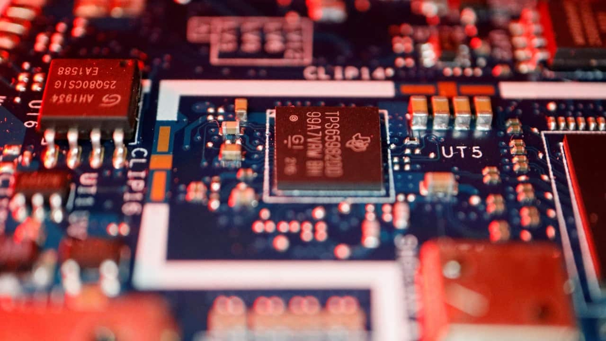 Không dùng dầu mỏ, tại sao toàn ngành bán dẫn toàn cầu lại đang khốn đốn vì eo biển Hormuz đóng cửa