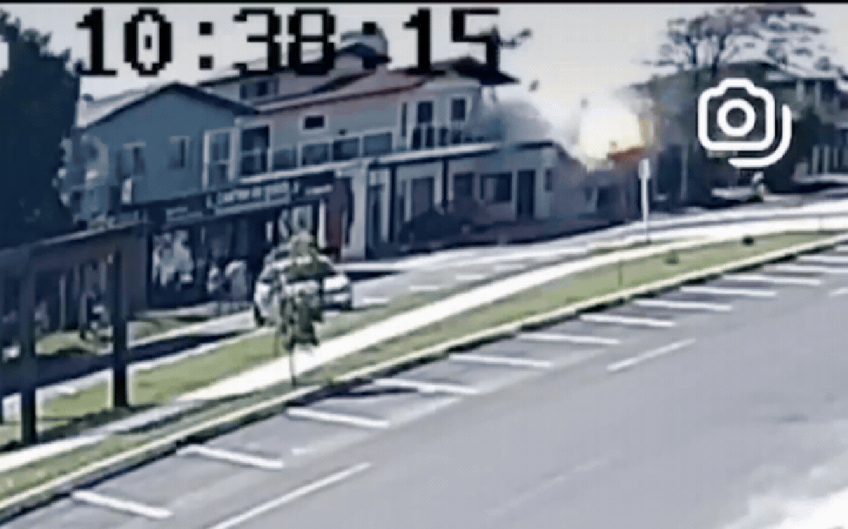 Máy bay đâm vào nhà hàng bốc cháy dữ dội như quả cầu lửa, người trên đường tháo chạy