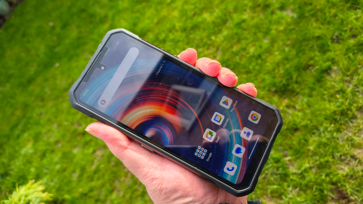 Mẫu điện thoại Trung Quốc pin 20.000 mAh mà giá chưa đến 10 triệu: Độ bền chuẩn quân đội, có cả bộ đàm