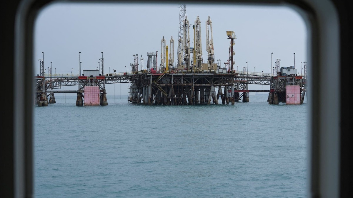 Tàu chở 1 triệu thùng dầu vừa di chuyển qua Hormuz, quốc gia láng giềng Iran đã giục khách khẩn trương chốt lịch vận chuyển thêm dầu