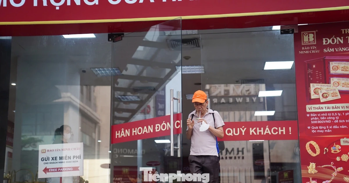 Cảnh tượng lạ tại cửa hàng vàng Bảo Tín Minh Châu