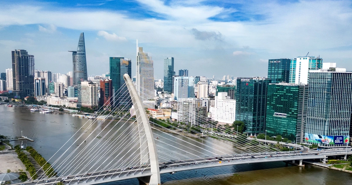 Vượt 'sóng lớn' để tăng trưởng hai con số