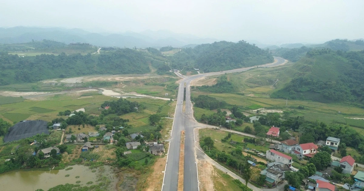 Hình ảnh tuyến đường nghìn tỷ phục vụ xuất nhập khẩu qua Lào Cai chuẩn bị thông xe