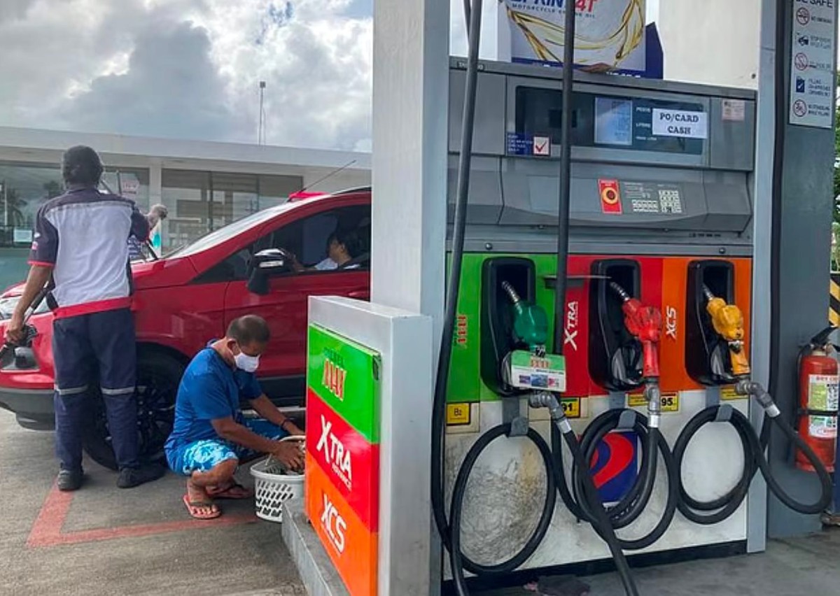 Giá xăng ở Thái Lan hơn 51.000 đồng/lít, Lào, Campuchia đóng cửa nhiều cây xăng, Việt Nam gây bất ngờ