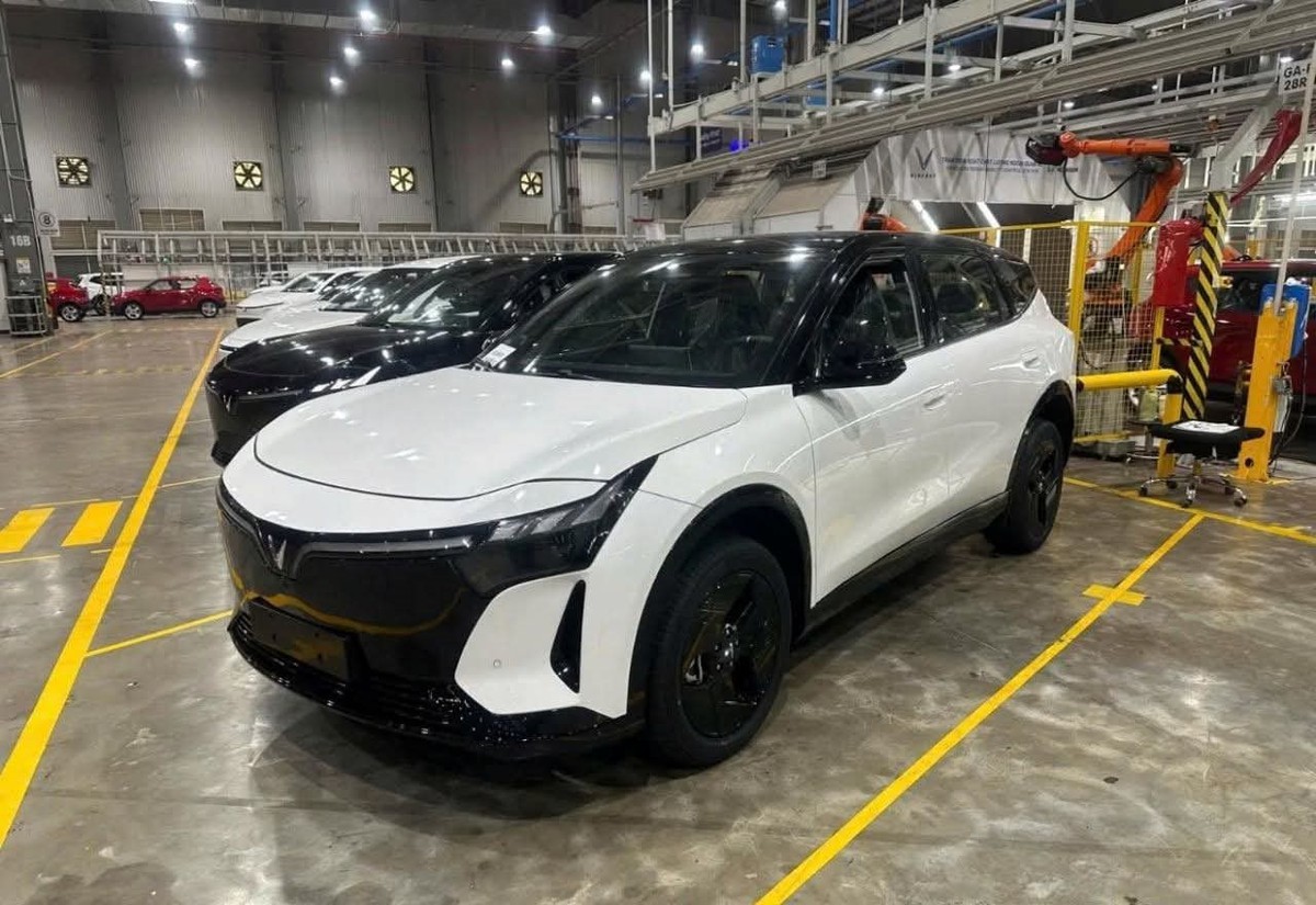 Xe VinFast mới toanh lăn bánh trên đường: Quá to so với VF 6, quá lạ so với VF 7, rốt cuộc là xe gì?