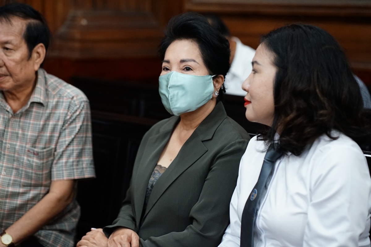 Những hình ảnh của cựu CEO Quốc Cường Gia Lai Nguyễn Thị Như Loan tại phiên toà sáng nay