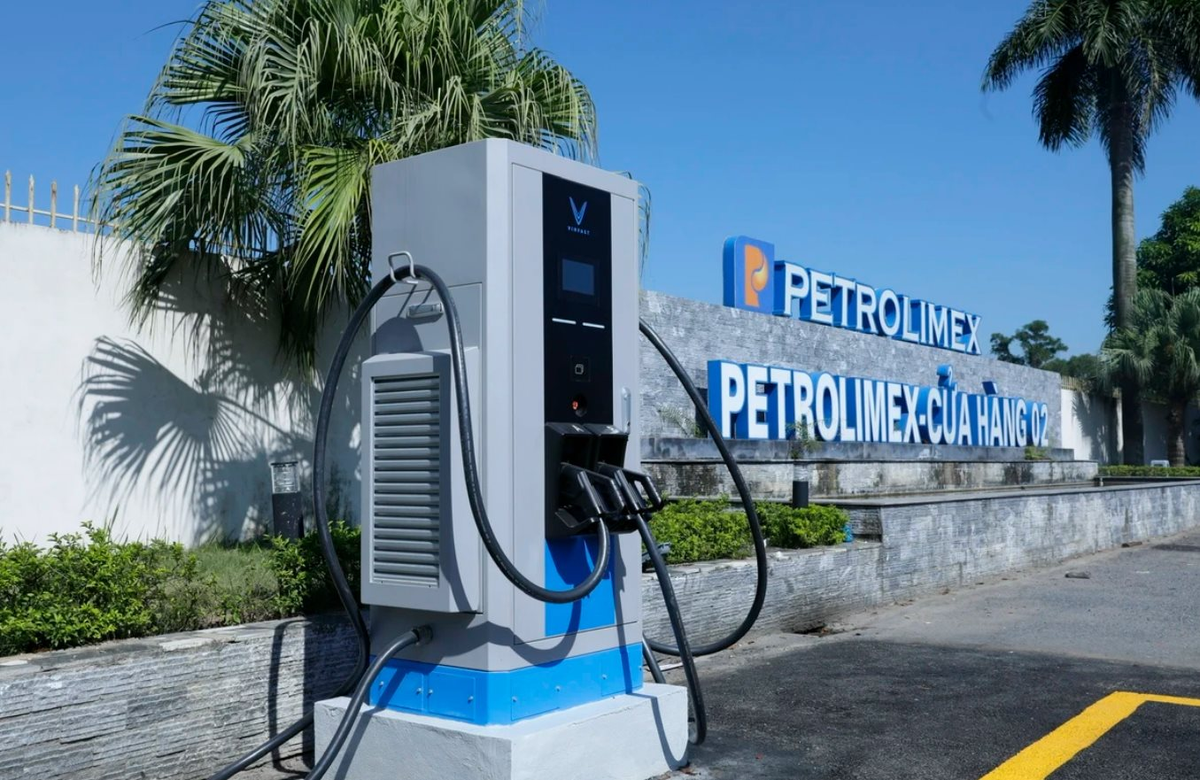 Nhà bán lẻ xăng dầu lớn nhất Việt Nam lo ngại tác động của xe điện