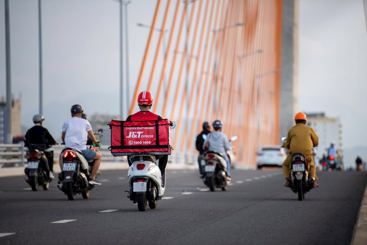 Nắng nóng, giao mùa thúc đẩy nhu cầu gửi hàng cá nhân tiện lợi